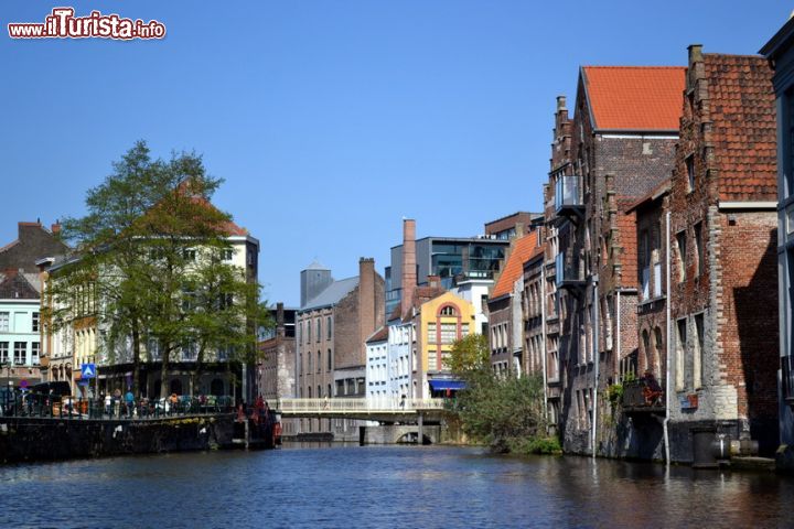 Immagine Canali, Gent: lungo i fiumi e i canali della città edifici moderni ed altri molto più antichi caratterizzano l'affascinante panorama urbano.
