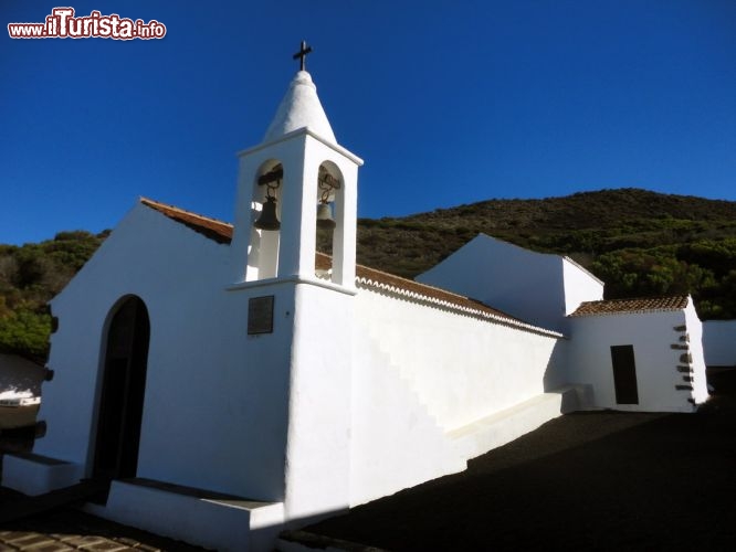 Immagine Il candido Santuario de Nuestra Senora de los Reyes, all'interno del quale è custodita l'immagine sacra più venerata di El Hierro.