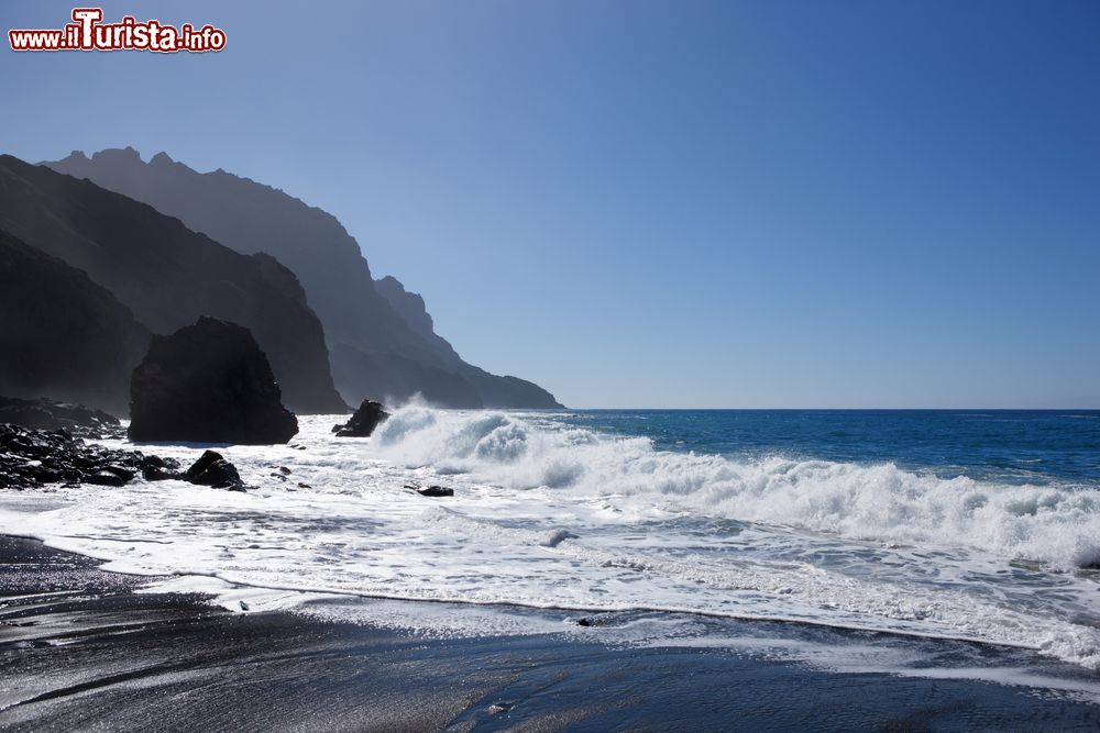 Immagine Canarie, Spagna: la costa di La Gomera presso Playa del Trigo, una delle spiagge più famose dell'isola.
