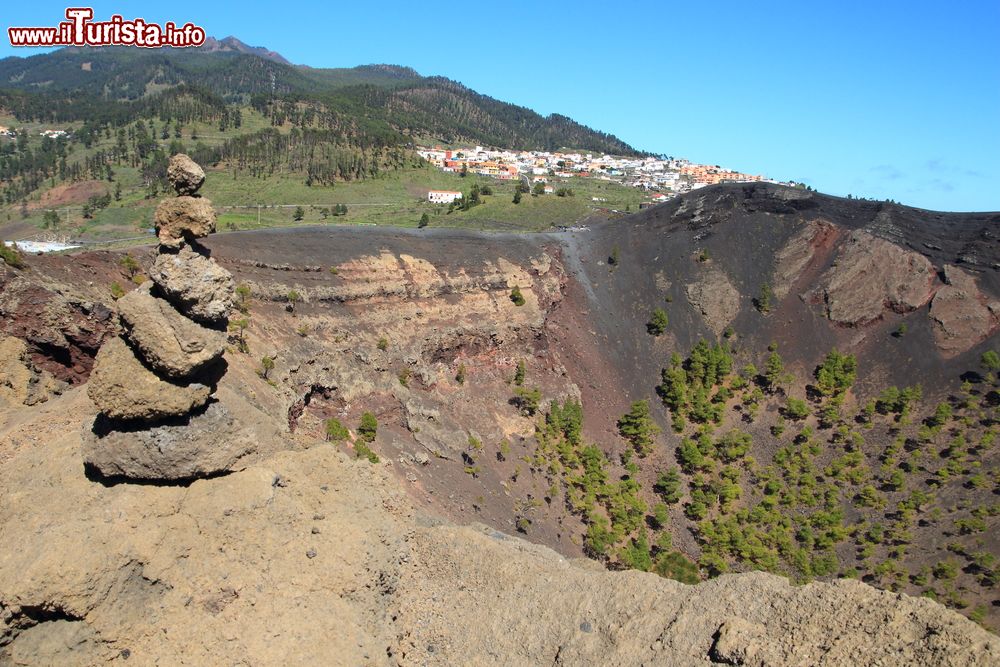 Immagine Canarie, La Palma: il vulcano San Antonio è uno dei più conosciuti e facili da avvicinare dell'isola. Nelle immediate vicinanze si trova il paese di Fuencaliente.