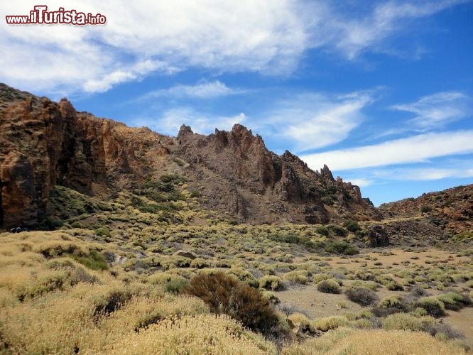 Immagine Alcuni sentieri nel Parco Nazionale del Teide (Parque Nacional del Teide), il vulcano più alto nell'Oceano Atlantico.