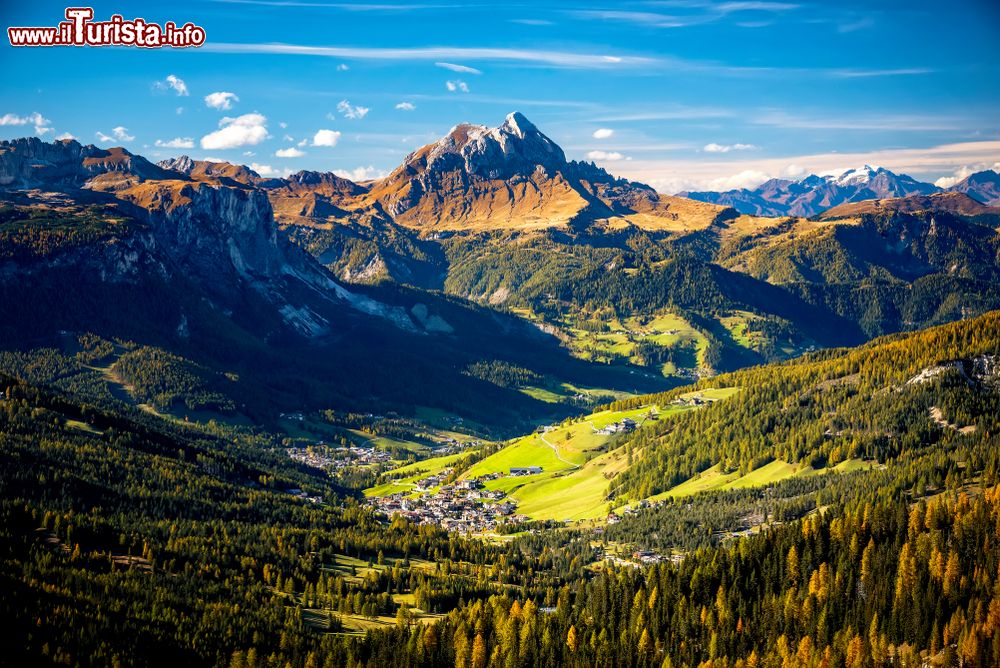 Immagine Canazei e la Val di Fassa fotografati del Passo Sella sulle Dolomiti (Trentino Alto Adige).