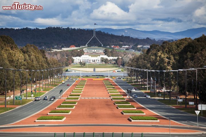 Immagine Panorama di Canberra dal museo della guerra verso il parlamento - Grazie alla sua imponente architettura, la sede del parlamento australiano si riconosce da subito in qualsiasi punto di Canberra ci si trovi. Nell'immagine, viene raffigurato il lungo percorso suggestivo che accompagna il visitatore con la visuale più ampia verso l'edificio maestoso - © mark higgins / Shutterstock.com