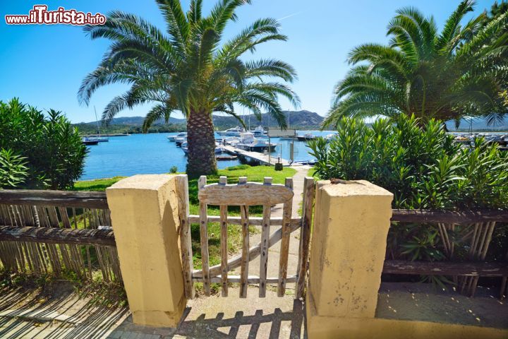 Immagine Cancello in legno al porto di Cannigione, Sardegna. Un grazioso ingresso realizzato in legno è l'accesso alla marina di questo centro di villeggiatura del golfo di Arzachena - © Gabriele Maltinti / Shutterstock.com