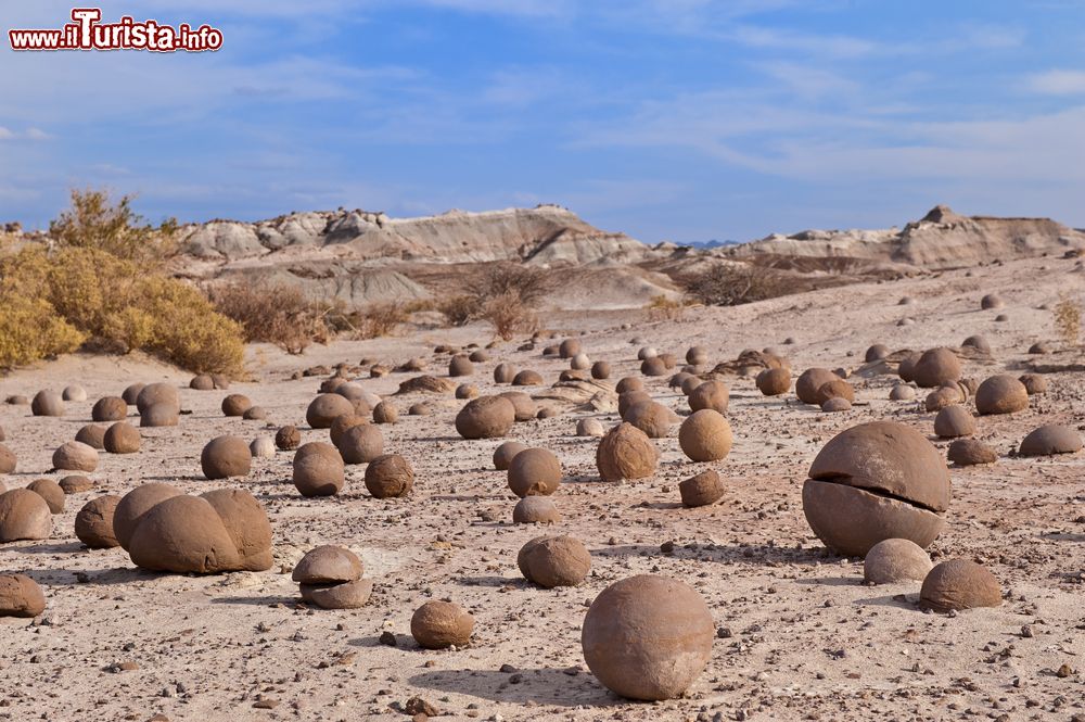 Immagine "Cancha de bochas" nel parco di Ischigualasto, San Juan, Argentina. Le singolari formazioni rocciose che per via della loro forma sferica somigliano alle tradizionali bocce. Questo luogo è una delle principali destinazioni turistiche del paese.