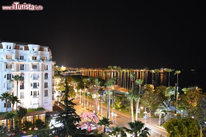Immagine La Croisette di Cannes fotografata di notte dal balcone di un hotel, Costa Azzurra.