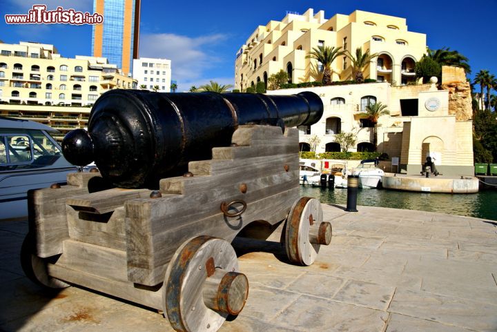 Immagine Cannone storico a St Julian's, Malta. Questa graziosa cittadina sorge lungo la costa nord orientale dell'isola di Malta - © Ammit Jack / Shutterstock.com