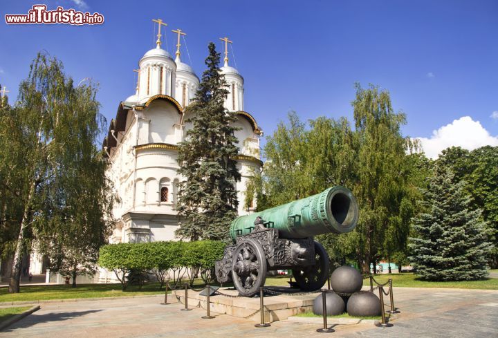 Immagine Cattedrale dell'Arcangelo e cannone Zar-puska a Mosca, Russia - Costruita fra il 1505 e il 1508 sotto la supervisione dell'architetto italiano Alevisio Lamberti da Montagnano nel luogo dove sorgeva un precedente luogo di culto, la cattedrale dell'Arcangelo Michele si trova nel Cremlino davanti alla piazza delle Cattedrali. L'immagine ritrae anche lo Zar-puska, gigantesco cannone commissionato nel 1586 dallo zar Fedor I° e realizzato da Andrej Cochov. Pesa circa 38 tonnellate ed è lungo oltre 5 metri © Nickolay Vinokurov / Shutterstock.com