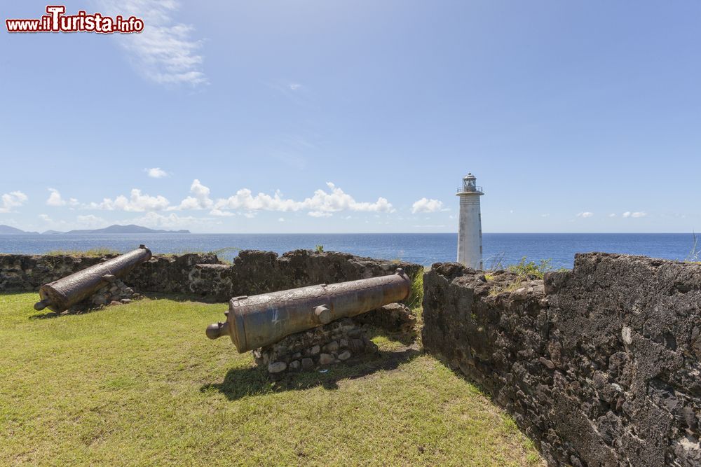 Immagine Cannoni al Forte Dèlgres a Basse-Terre, Guadalupa, con il faro sullo sfondo. Chiamata anticamente Fort Saint-Charles, questa costruzione domina Basse-Terre. Venne costruito per difendere dagli attacchi inglesi l'antica capitale della Guadalupa; dal 1977 è monumento nazionale e si distingue per essere uno dei più suggestivi esempi di architettura militare alla Vauban.