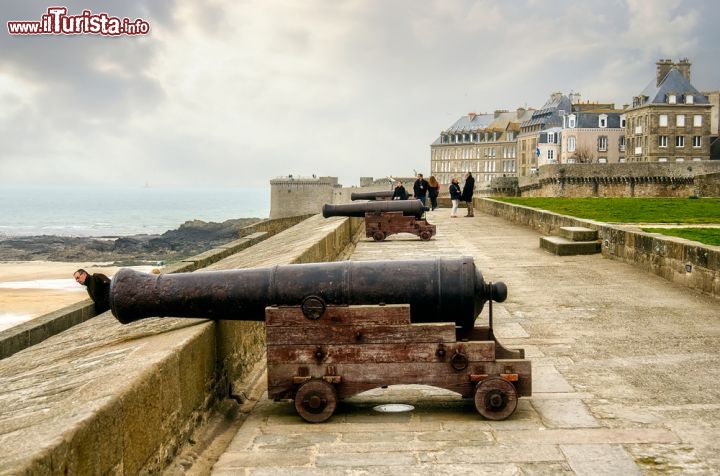 Immagine Cannoni sulle mura di Saint-Malo, Bretagna, Francia. Le mura di fortificazione della città sono state costruite con lo stesso granito grigio di Mont Saint Michel - © Reidl / Shutterstock.com