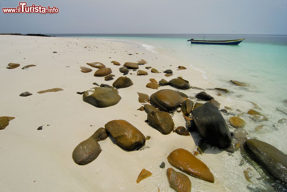 Immagine Una canoa con motore fuoribordo vicino alla spiaggia dell'isola di Chapera, Las Perlas, Panama. E' uno dei territori più selvaggi dell'arcipelago bagnato dall'Oceano Pacifico.