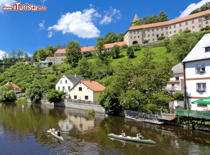 Immagine Canoa sul fiume Vltava, Repubblica Ceca. Immersa nella natura, a breve distanza dal confine con l'Austria, la cittadina di Rozmberk nad Vltavou è un piccolo gioiello incastonato fra paesaggi verdeggianti