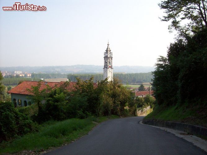 Immagine La vista del centro di Cantarana: sul borgo svetta il grande campanile, alto 44 metri, che si trova a fianco della chiesa parrocchiale dedicata a San Giovanni Battista - © Marco Ferrero - CC BY-SA 3.0 - Wikimedia Commons.