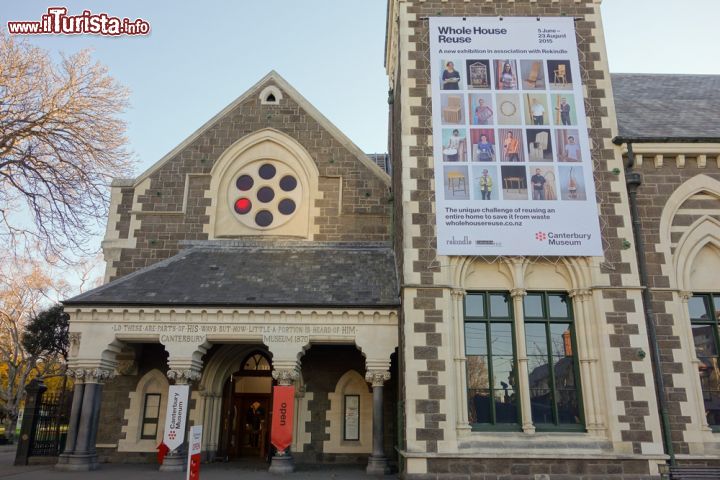 Immagine Il Canterbury Museum, splendido esempio di architettura neogotica, si trova in Rolleston Avenue, nel cuore di Christchurch. Progettato dall'architetto Benjamin Mountfort, questo museo comprende la più importante collezione al mondo di manufatti dell'epoca della scoperta in Antartide oltre a preziose raccolte di arte Maori. Crescendo di anno in anno, il Canterbury Museum è stato visitato da oltre 280 mila persone nell'arco di 15 anni - © alarico / Shutterstock.com