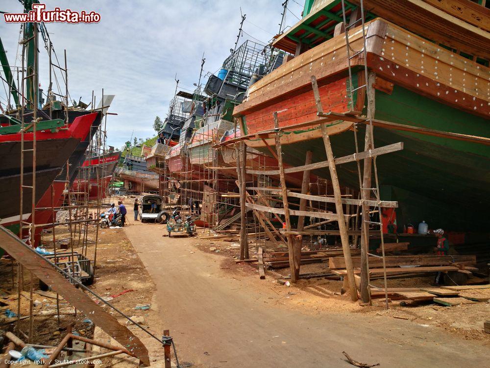 Immagine Un cantiere navale a Mergui, sud del Myanmar. E' considerato uno dei più grandi del sud est asiatico. Da qui salpano alcune delle barche più grandi e belle - © Apik / Shutterstock.com