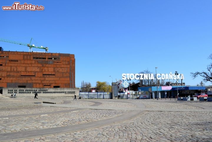 Immagine Cantieri Navali di Danzica: l'insegna "Stocznia Gdańska" è inconfondibile per quanti ricordano, nel 1980, la nascita del sindacato Solidarność, che qui si formò in opposizione al regime. Oggi l'attività dei cantieri è notevolmente ridotta, ma in alcune di quelle strutture, attualmente in fase di riconversione, il 31 agosto 2014 sarà inaugurato il Centro Europeo Solidarność.