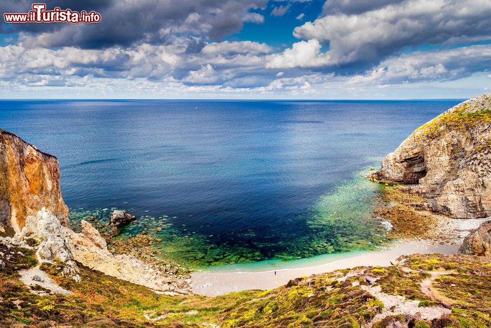 Immagine Cap de la Chevre, presso il Parc Naturel Regional d'Armorique vicino a Camaret-sur-Mer in Bretagna. Qui l'atmosfera è incantevole soprattutto fuori stagione o la mattina presto quando questo luogo è ancora selvaggio.
