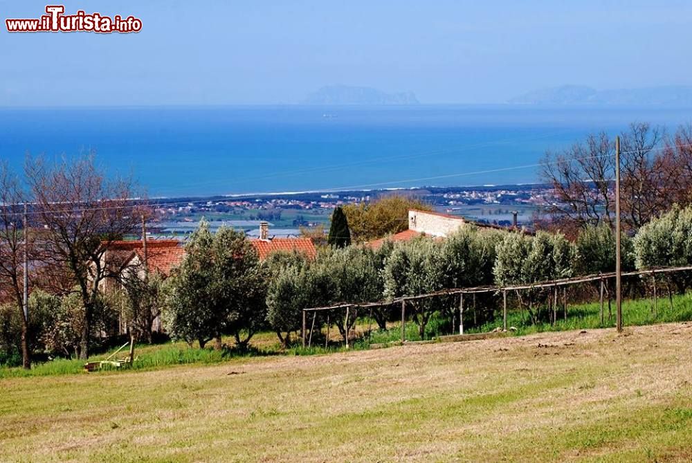 Immagine Capaccio Paestum: Panorama da piazza Tempone fino alla costa, la Penisola Sorrentina e l'Isola di Capri in Campania - © Doking, CC BY-SA 3.0, Wikipedia