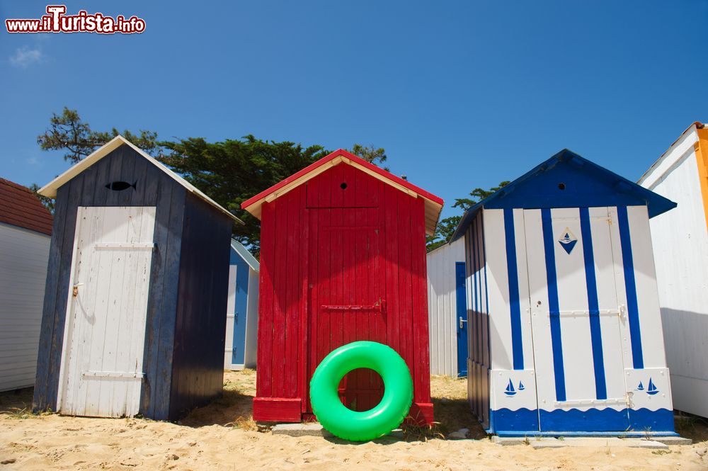 Immagine Capanne da spiaggia colorate sul litorale di Saint-Denis sull'isola d'Oleron, Francia.