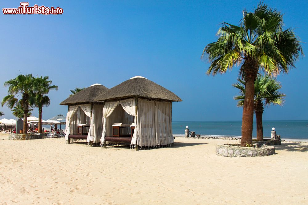 Immagine Capanne per i massaggi su una spiaggia nell'Emirato di Fujairah (EAU).