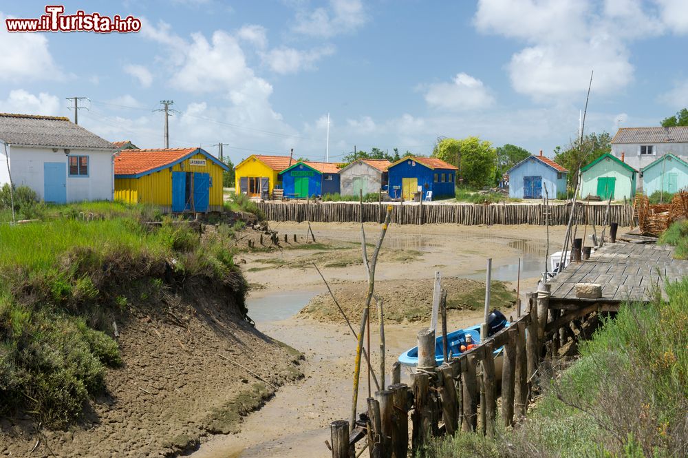 Immagine Una fotografia dei capanni in legno dei pescatori di ostriche a Chateau-d'Oleron, Francia. Fra le attività lavorative ed economiche più diffuse sull'isola d'Oleron vi è l'ostricoltura, l'allevamento cioé delle ostriche per il consumo umano.