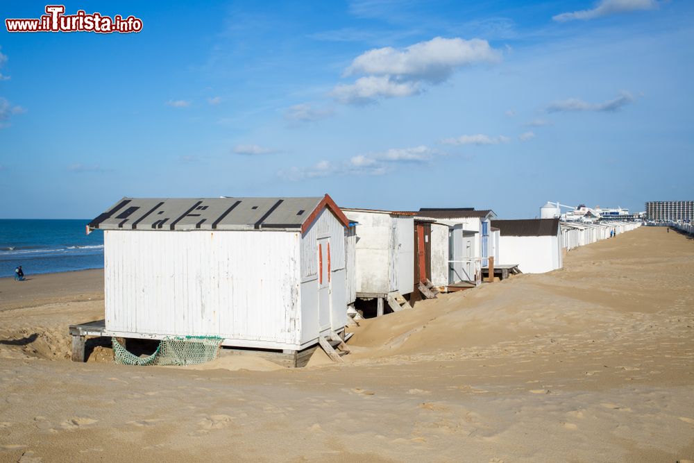 Immagine Capanni in legno sulla spiaggia di Calais, Francia, in una giornata di sole.