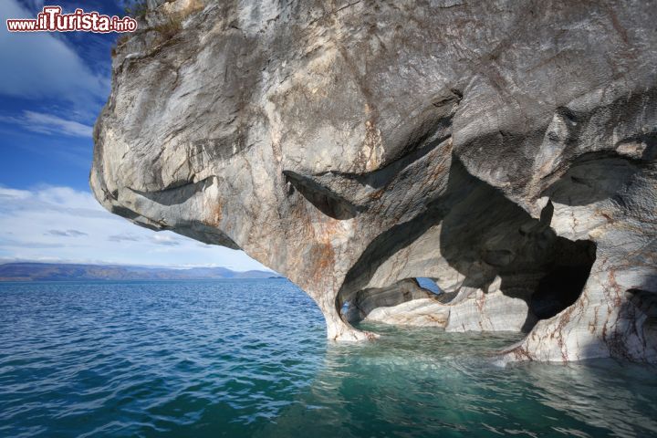 Immagine Capillas de Marmol, le spettacolari grotte sul lago Generale Carrera, una classica escursione a sud di Coyhaique in Cile - © sunsinger / Shutterstock.com