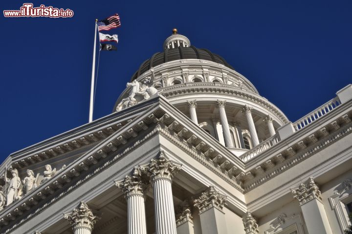 Immagine Capital Building a Sacramento, California - Eretto sei anni dopo la proclamazione della città a capitale della California, lo State Capital si presenta in stile romano con capitelli corinzi. Immersa in un ampio parco con camelie e celebri alberi di cedro risalenti a metà Ottocento, questa imponente costruzione richiama vagamente il Campidoglio di Washington © Brandon Bourdages / Shutterstock.com