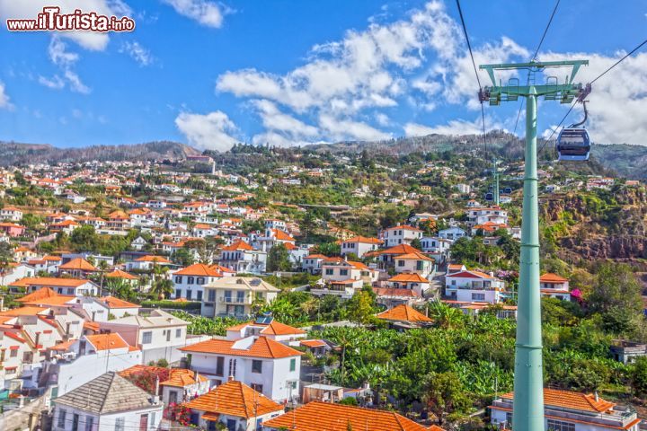 Immagine Funchal, la capitale di Madeira (Portogallo) e la città più grande dell'isola - Quando nel 1508 grazie al Re Manuel I la località di Funchal fu elevata al grado di città, i primi insediamenti cominciarono ad affluire sempre più numerosi e da allora, non si sono più fermati. La particolarissima posizione geografica che pone la natura a proteggere i nuclei urbani, ha rappresentato e rappresenta ancora oggi una sicurezza per i suoi abitanti. Questo lo si evince anche dall'etimologia del nome, poiché Funchal significa "finocchio" ed esattamente come la verdura, è composta da foglie che proteggono il sapore più buono, in questo caso il centro storico - © Vlada Z / Shutterstock.com