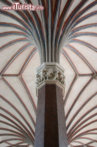Immagine Capitello all'interno del Castello di Malbork: come si può facilmente dedurre, niente è lasciato al caso nei capitelli, nei soffitti e in generale negli ornamenti delle sale del castello. I lavori di ristrutturazione dopo la seconda guerra mondiale, d anche in epoca più recente, hanno riportato alla luce particolari di cui si erano perse le tracce.