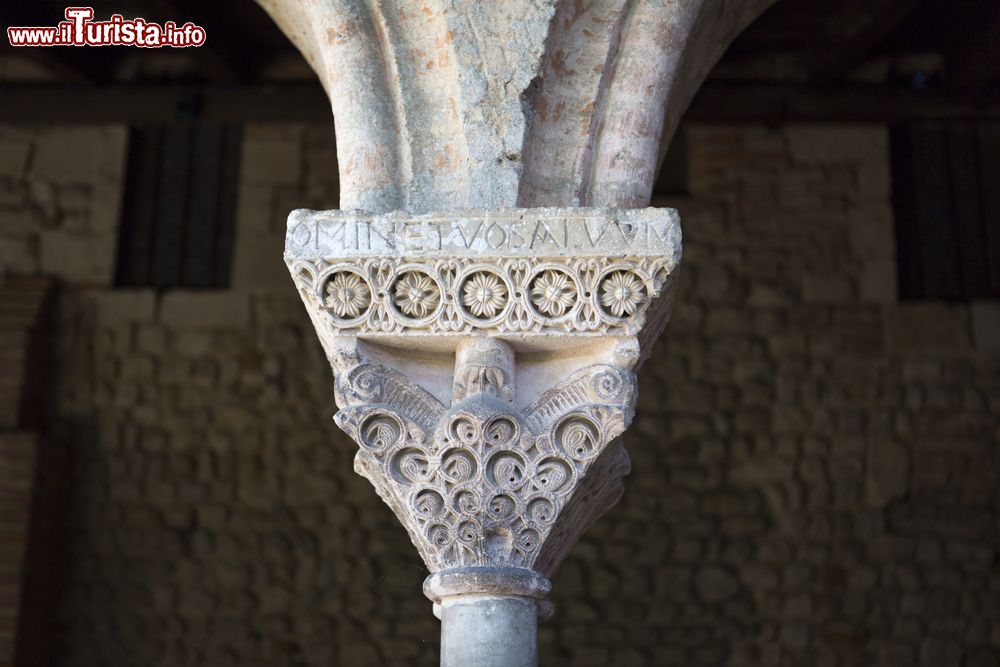 Immagine Capitello decorato nel chiostro dell'abbazia di San Pietro a Moissac, Francia.