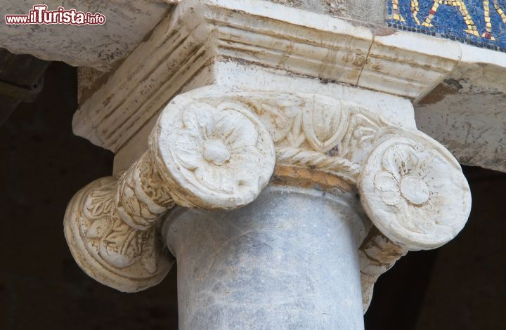 Immagine Capitello della cattedrale di Civita Castellana, Lazio. Il particolare della decorazione ornamentale di un capitello del duomo cittadino - © Mi.Ti. / Shutterstock.com