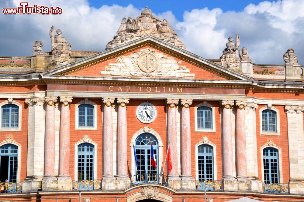 Immagine La facciata del Capitole di Tolosa illuminata dal sole. Il municipio del capoluogo occitano è visitabile dai turisti e si trova sulla Place du Capitole.