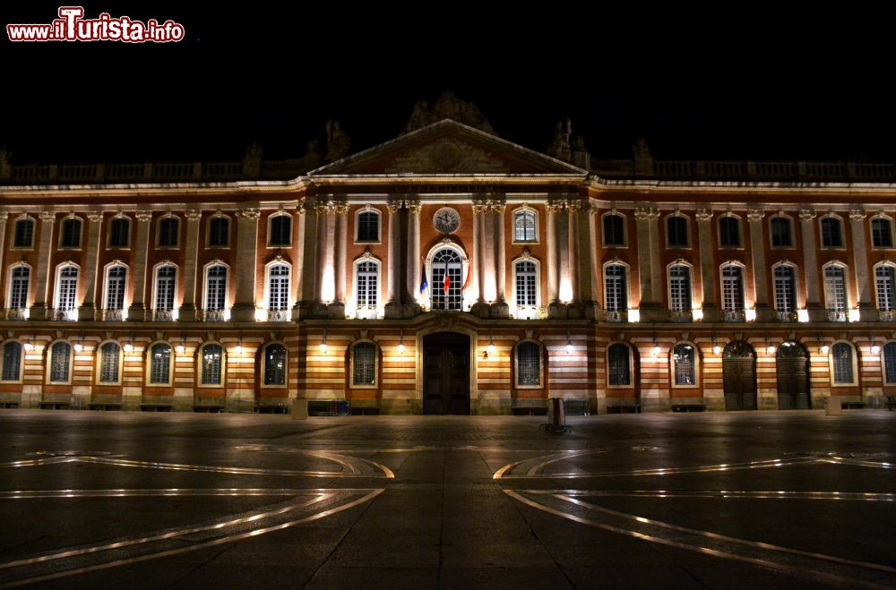 Immagine Il municipio di Tolosa, noto come Capitole, si trova sulla piazza principale della città. Al centro della piazza è visibile la Croce Occitana, da secoli simbolo dell'Occitanie.