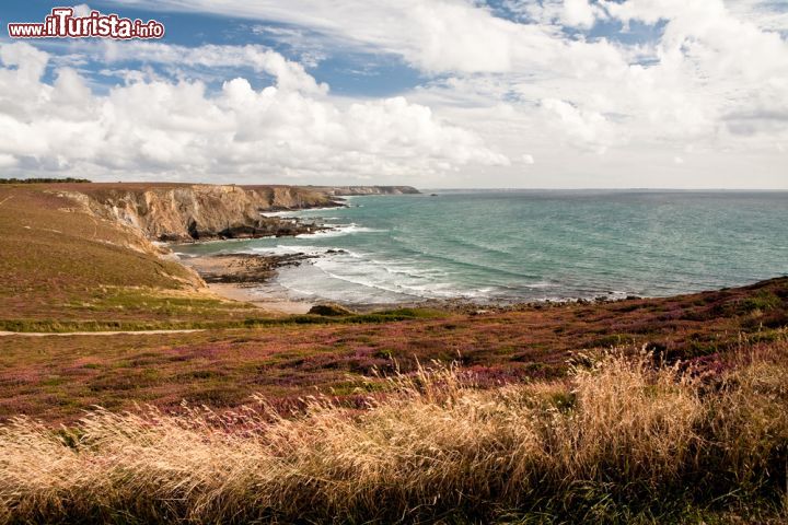 Immagine Veduta panoramica della costa bretone, nel nord-ovest della Francia, con le tipiche scogliere che cadono a picco sulle acque dell'Oceano Atlantico - foto © Crobard / Shutterstock.com