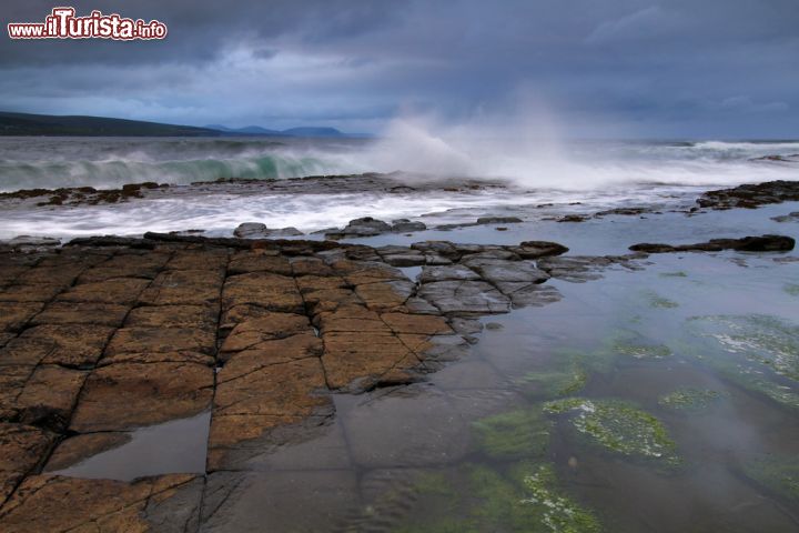 Immagine Capo Downpatrick, Irlanda del Nord. Una suggestiva immagine del promontorio raggiungibile tramite una strada  che parte dal villaggio di Ballycastle. E' frequentato soprattutto da appassionati di birdwatching e di natura - © Adrian Pluskota / Shutterstock.com