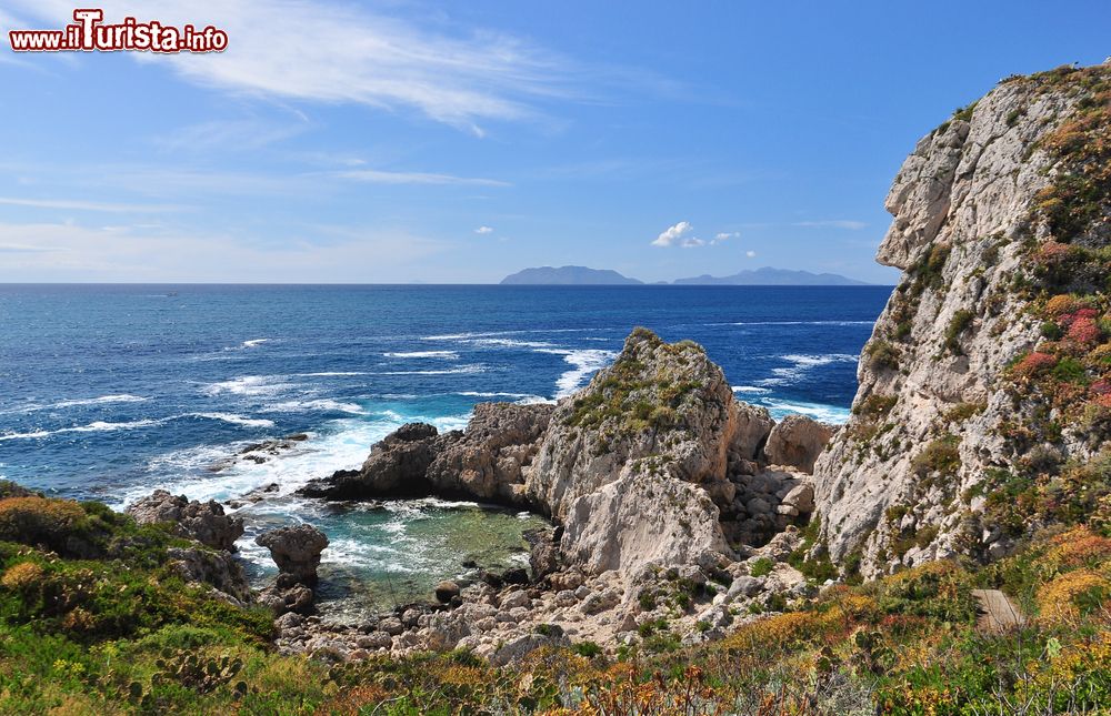 Immagine Capo Milazzo: la suggestiva Piscina di Venere, sullo sfondo le Isole Eolie