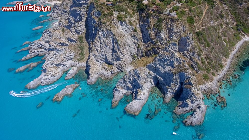 Immagine Capo Vaticano, le sue spiagge, le calette e le rocce vicino a Ricadi in Calabria