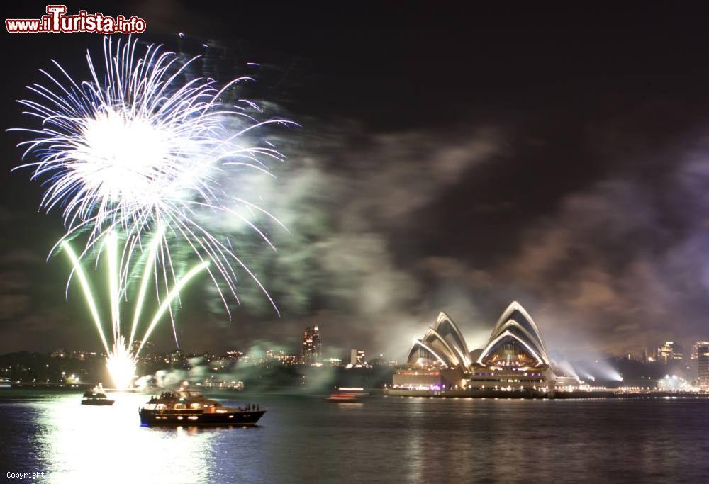 Immagine Capodanno a Sydney i fuochi sulla baia e l'Opera House. - © gary yim / Shutterstock.com