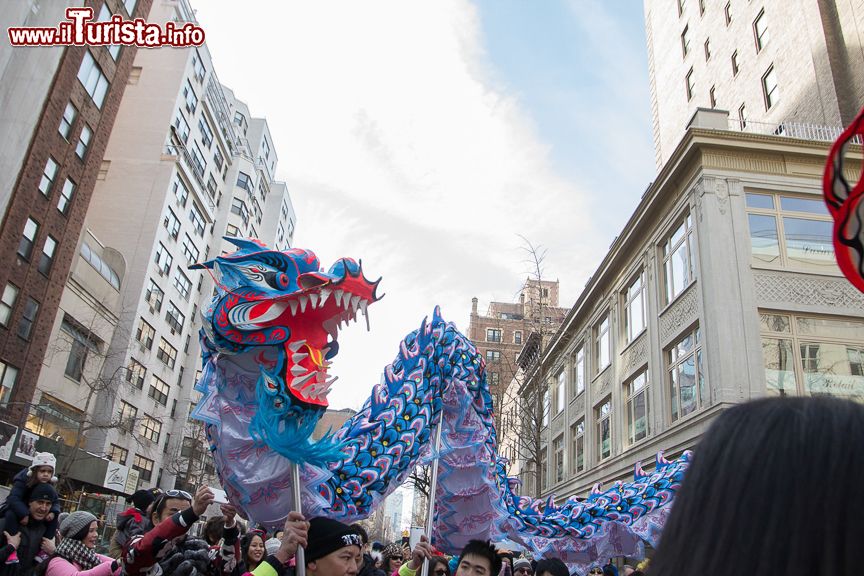 Immagine Gente in festa per il capodanno cinese da Madison Street a Madison Avenue, New York, USA. Danze di draghi, carri festosi e venditori di cibo caratterizzano le parate organizzate in occasione di questa festività cinese che si svolge nel mese di febbraio. ©  NYC & Company, Inc.