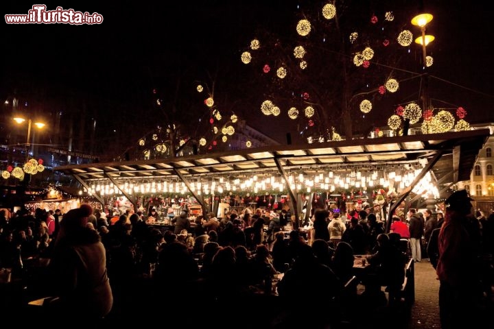 Immagine Capodanno in Piazza Vorosmarty a Budapest, Ungheria - Cenoni, grandi feste di strada e concerti di musica indimenticabile renderanno unico il capodanno a Budapest in un'atmosfera romantica e affascinante © katatonia82 / Shutterstock.com