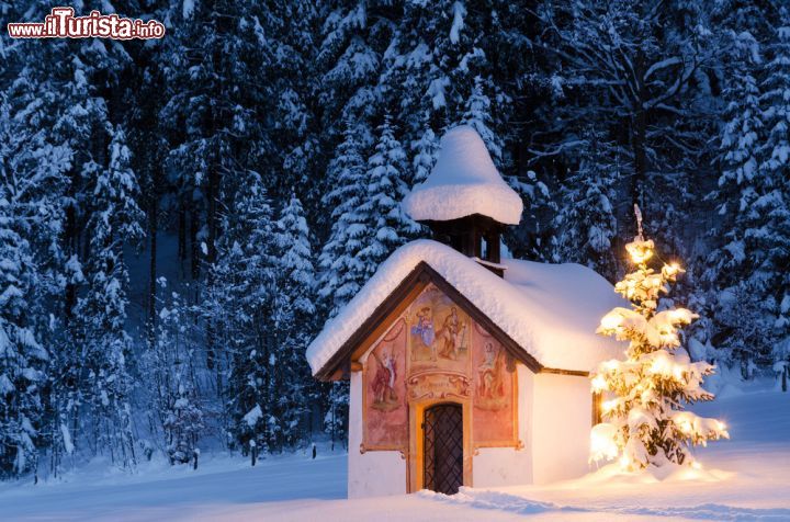 Immagine Una chiesetta nel villaggio di Elmau, vicino a Mittenwald, in inverno con la neve (Germania) - © Michael Thaler / Shutterstock.com