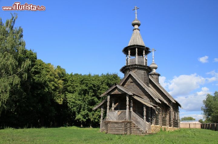 Immagine La cappella di Michele Arcangelo all'interno della riserva del Museo Pushkin, nella regione di Nizhny Novgorod (Russia) - foto © Alesem / Shutterstock.com