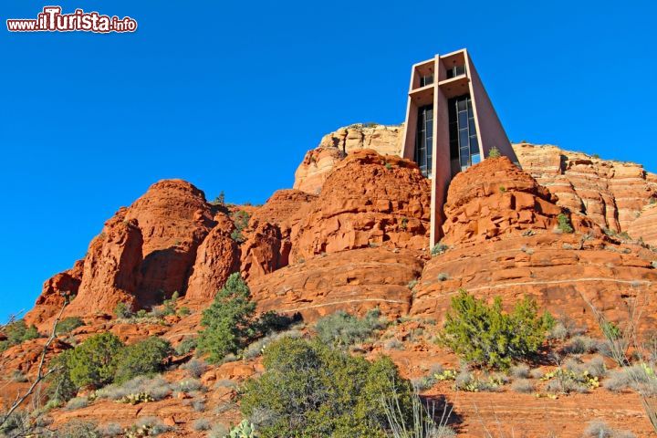 Immagine La Cappella della Santa Croce fra le rocce rosse di Sedona, Arizona (USA) - © cpaulfell / Shutterstock.com