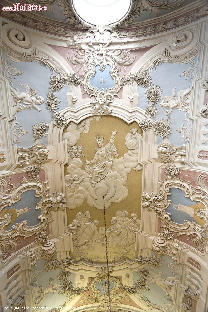 Immagine Il magnifico stucco rococo che riveste il soffitto della cappella di Our Lady of Mercy nel palazzo di Oeiras, Portogallo.  - © ribeiroantonio / Shutterstock.com