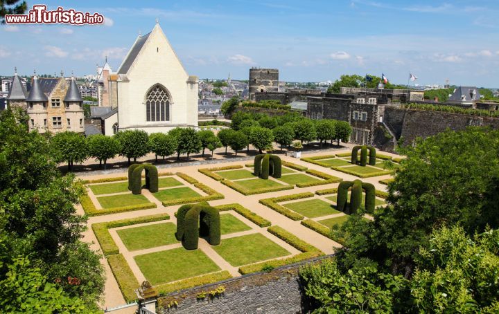 Immagine Cappella nel castello d'Angers, Francia. Il castello dei duchi d'Angiò sorge su un promontorio che domina la Maine. Fu Luigi IX° a fare costruite l'attuale palazzo nel XIII° secolo, trasformato poi dagli Angiò in dimora signorile un secolo più tardi - © 246164248 / Shutterstock.com