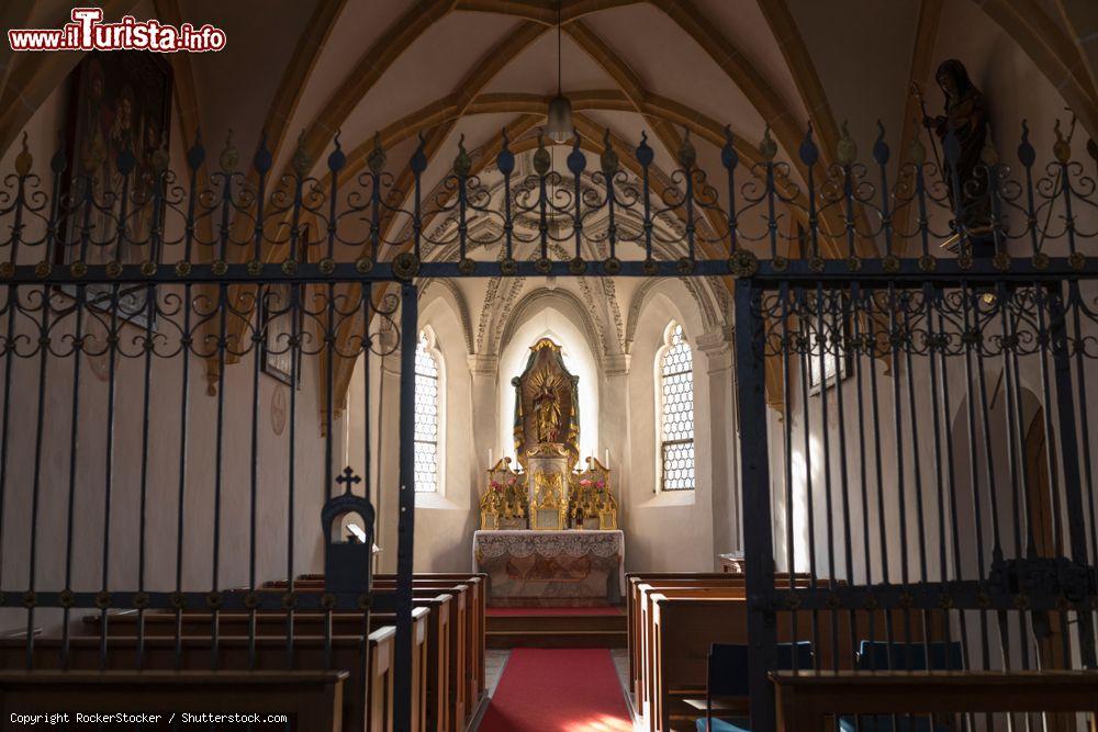 Immagine Cappella nella chiesa dei santi Filippo e Giacomo a Altotting, Germania. Ogni anno 1 milione di fedeli e turisti visitano questa cittadina considerata cuore cattolico del paese - © RockerStocker / Shutterstock.com