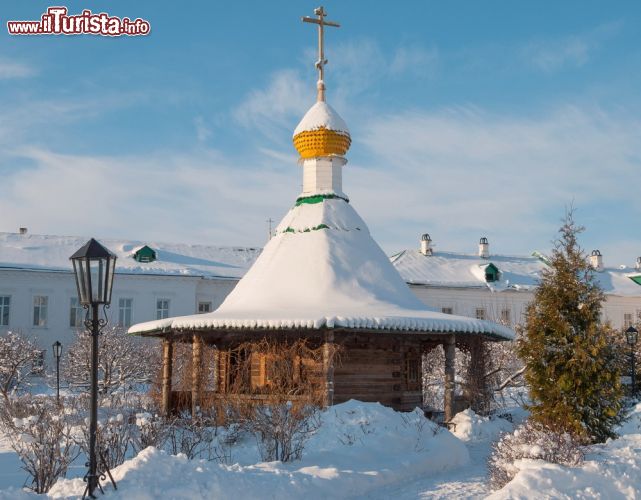 Immagine Cappella nella neve a Rostov Velikij, Russia - Un soffice manto di neve ricopre uno dei tanti edifici religiosi costruiti a Rostov © Dance60 / Shutterstock.com
