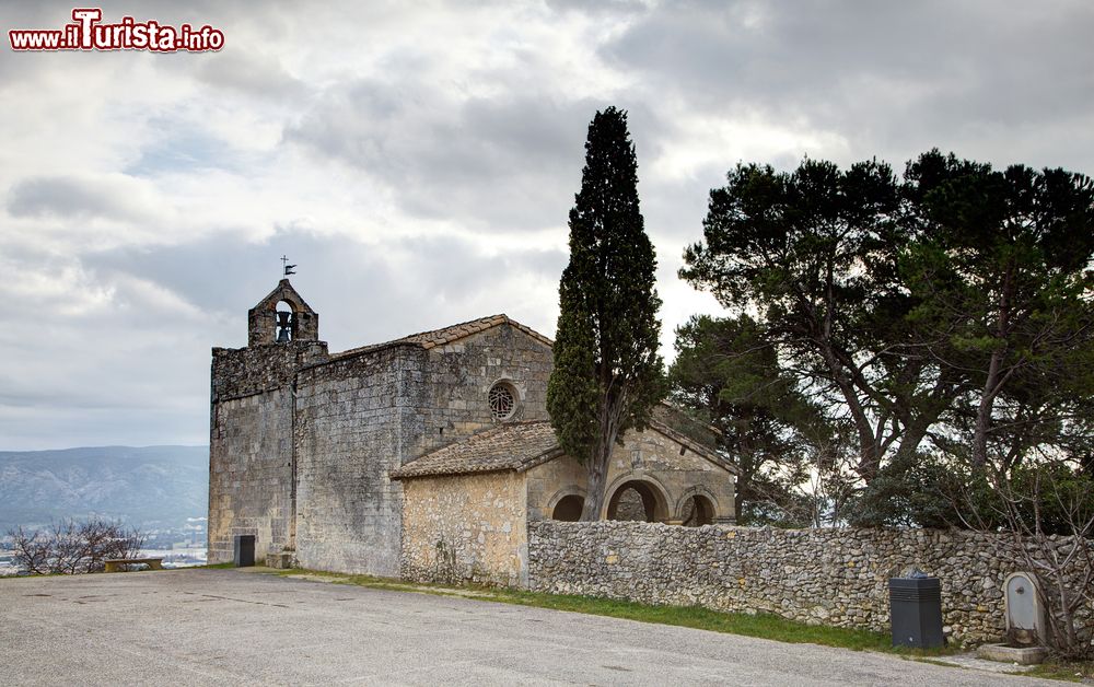 Immagine La cappella di St Jacques sull'omonima collina a nord della città di Cavaillon (Francia) - foto © Shutterstock