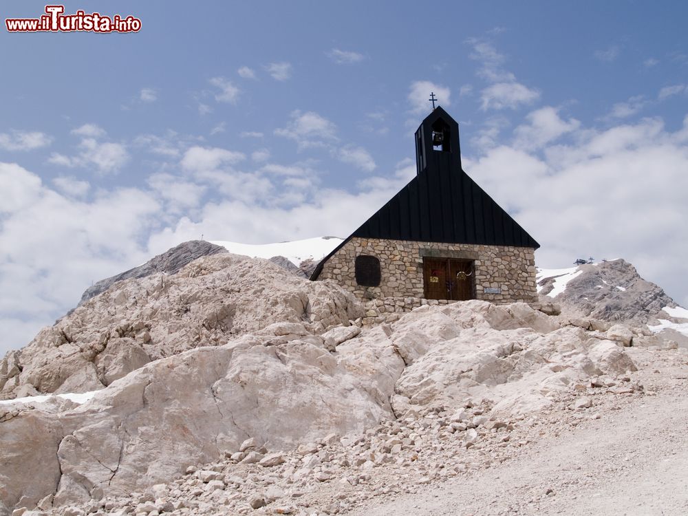 Immagine Cappella sulla cima dello Zugspitze a Garmisch-Partenkirchen, Germania.